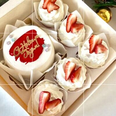 Новогодний набор Бенто торт и 5 капкейков «С Новым годом» в Амрита по цене 3750 ₽