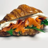 Круассан с лососем собственного посола, сливочным сыром с укропом и свежей рукколой в 11/47 Bakery
