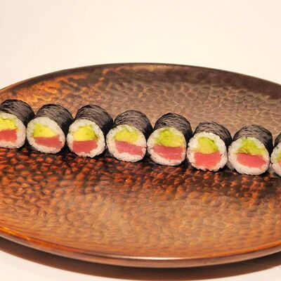 Мини-ролл с тунцом еллоуфин и авокадо в Sushimarket по цене 670 ₽