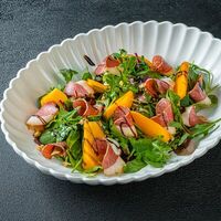 Салат с копченой уткой в Florentini City Café