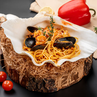 Спагетти с морепродуктами в Ресторан Крыша бар по цене 680 ₽