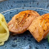 Суши с опаленным лососем в Hiro суши-бар