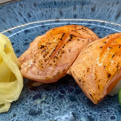 Суши с опаленным лососем в Hiro суши-бар по цене 320 ₽