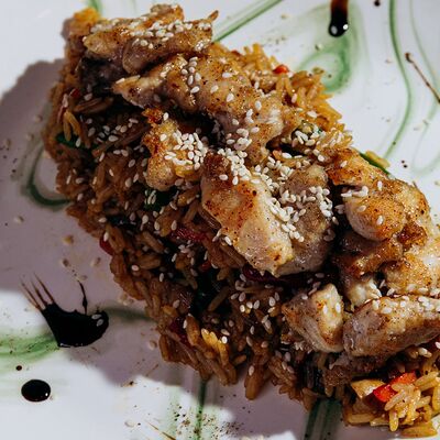 Рис с курицей в Хочу! Creative Asian cafe по цене 520 ₽