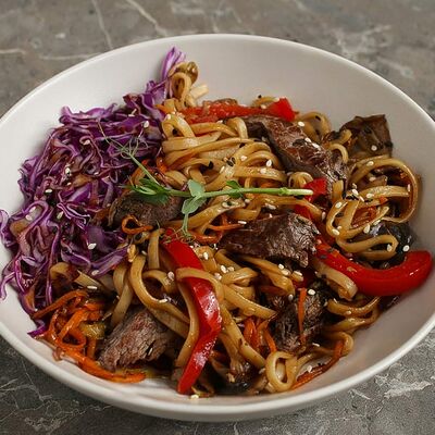 Пшеничная лапша с говядиной в FRIENDLOUNGE по цене 540 ₽