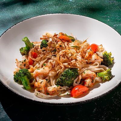 Удон с тигровыми креветками в UMI Asian kitchen & bar по цене 790 ₽