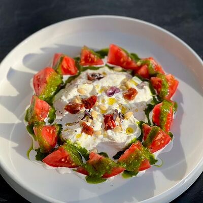 Розовые томаты со страчателлой и соусом песто в Berberry & ptichka по цене 699 ₽