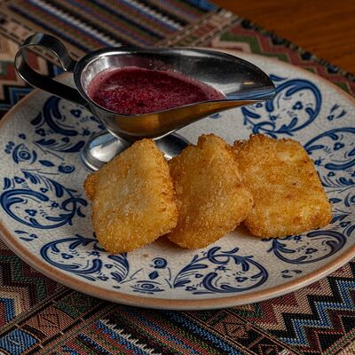 Жареный сулугуни с соусом наршараб в Чё? Харчо! по цене 730 ₽