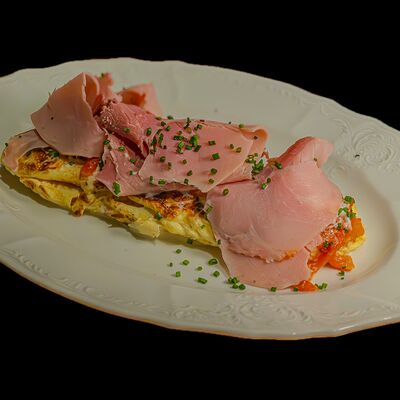 Омлет с тамбовским окороком и печеным перцемв Кухня по цене 540 ₽