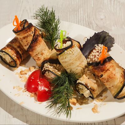 Рулетики с пикантной начинкой из баклажан в Троя по цене 650 ₽