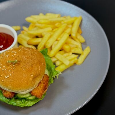 Чикенбургер с картофелем фри и кетчупом в Lemongrass по цене 412 ₽