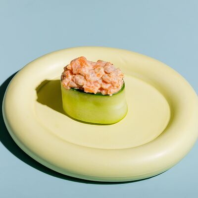 Суши в огурце с острым лососем в Сушки на макушке по цене 360