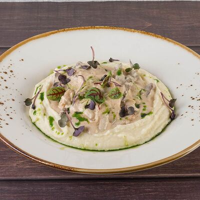 Бефстроганов из говяжьей вырезки с картофельным пюре в Entree по цене 920 ₽