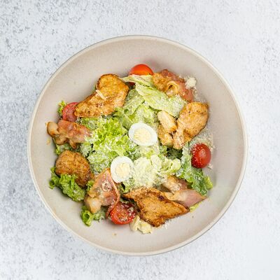 Салат Цезарь с курицей и беконом в Pizza & Roll по цене 595 ₽