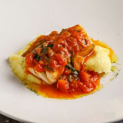 Треска с картофельным пюре и соусом наполи в Кукумбер по цене 760