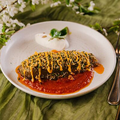 Баклажан из угольной печи в ореховой корочке с соусом Пронто и греческим йогуртом в Круча по цене 680 ₽