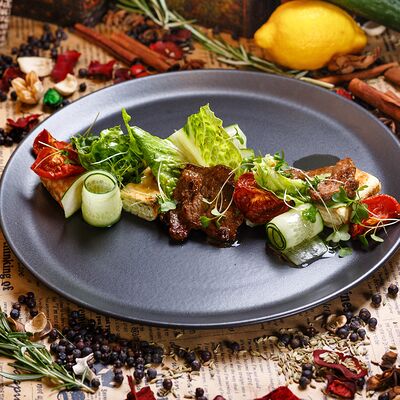 Салат с теплой говядиной и сырным омлетом в Столица по цене 1250 ₽