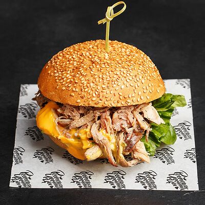 Бургер с рваной свининой в Морошка по цене 290 ₽