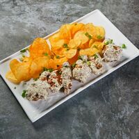 Куриные крылышки в горчичном соусе с картофельными чипсами в Only