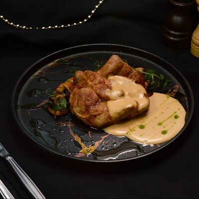 Шея свиная с сырным BBQ в Правда по цене 750 ₽