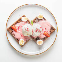 Вафли с мороженым и клубничным соусом в Coffee BOOM Roasters and Bakery