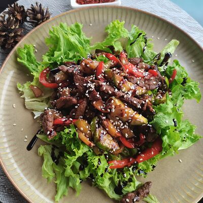 Теплый салат с телятиной в Аустерия по цене 690 ₽