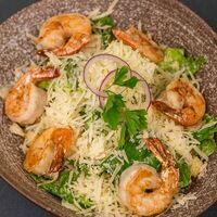 Цезарь с креветками в Лабиринт