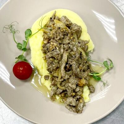 Бефстроганов из говяжьей вырезки с грибами и пюре из картофеля в На покровке по цене 1260 ₽