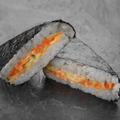 Онигири с лососемв Хочука по цене 430 ₽