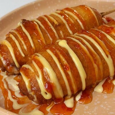 Корн-дог с куриной колбаской в Дайнер Панкейк Хаус по цене 585 ₽