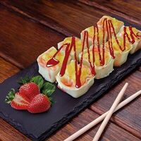 Фруктовый ролл с ананасом и клубничным топпингом в Inari