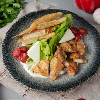 Салат с цыпленком каджун и йогуртовым соусом в Куркума по цене 690 ₽