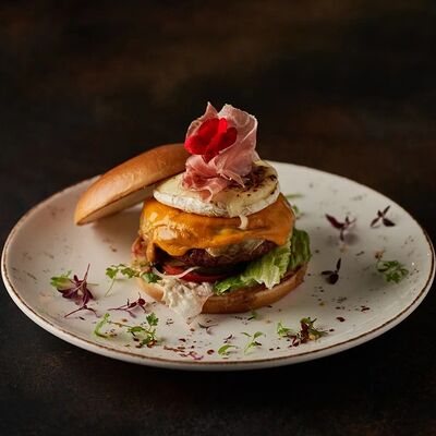 Бургер с мраморной говядиной, сыром камамбер и хамоном в MeatBarrique по цене 1980 ₽