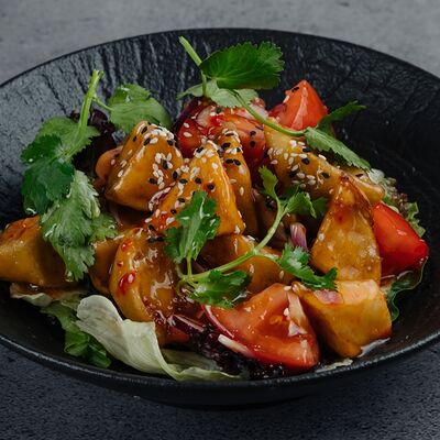 Салат с хрустящим баклажаном и томатами в В угли по цене 530 ₽