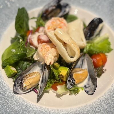 Теплый салат с морепродуктами в Seasons по цене 1250 ₽