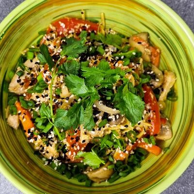 Яичная лапша с курицей в устричном соусе в Sushitop по цене 385 ₽