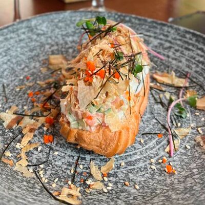 Эклер, тунец, страчателла, стружка кациобуши в ресторан 