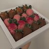 Клубника в белом и молочном шоколадев Happy Pie по цене 3850