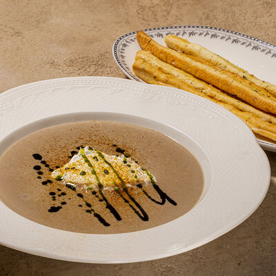 Крем-суп из шампиньонов со сливочно-трюфельным кремом в Cafe Sisi по цене 670 ₽