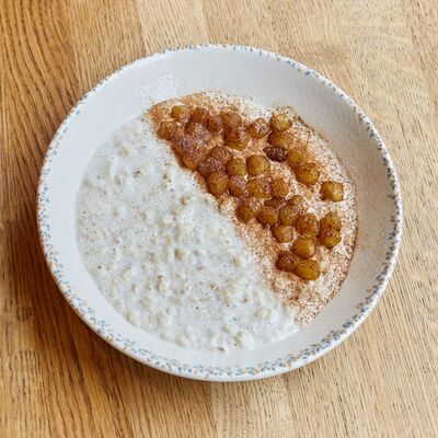 Каша овсяная с грушей и корицей в DVOR гриль-бистро по цене 360 ₽