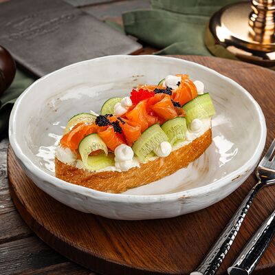 Брускетта со слабосоленым лососем в Toronto по цене 900 ₽