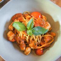 Паста с цыпленком и томатами в Bestie