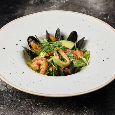 Салат с морепродуктамив Арт по цене 890 ₽