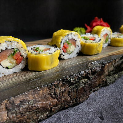 Ролл Сальмон чеддер в Может суши? по цене 799 ₽