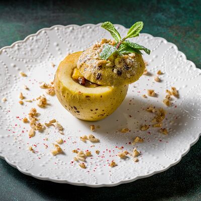 Запечённое яблоко с курагой и орехами в Шале березка по цене 550 ₽