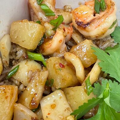 Кхау Пхат Тайский рис с овощами, яйцом, ананасами и морепродуктами в соусе Сладкий Чили в Mr.Mao по цене 620 ₽