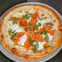 С лососем, креветками и страчателлой в Лебовски Пицца и Боулинг