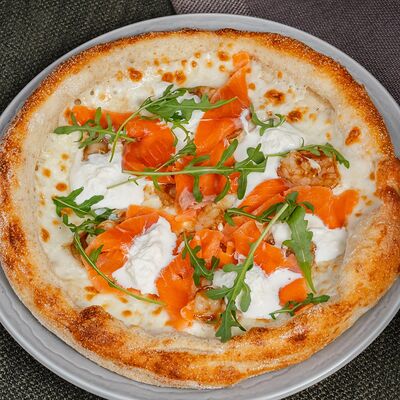 С лососем, креветками и страчателлой в Лебовски Пицца и Боулинг по цене 860 ₽