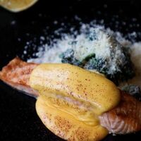 Лосось со шпинатом и голландским соусом в Chalet River Club