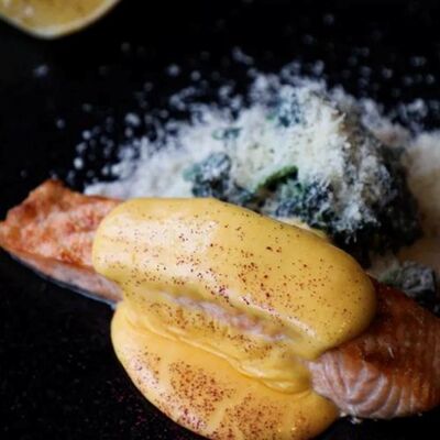 Лосось со шпинатом и голландским соусом в Chalet River Club по цене 2180 ₽